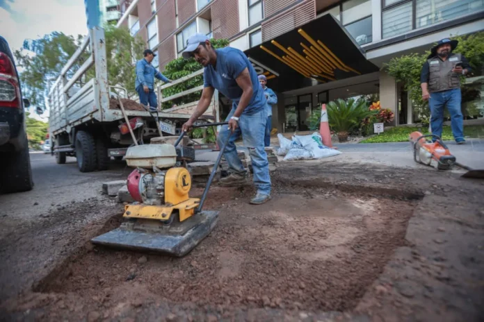 plan-de-bacheo-atiende-puntos-criticos-en-la-urbe-crucena