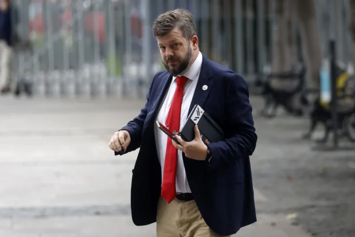 “¿la-milei-de-chile?”-como-el-ex-youtuber-johannes-kaiser-irrumpio-en-la-carrera-presidencial