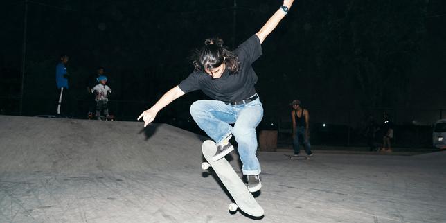 en-bagdad,-les-skateuses-imponent-leurs-figures:-«une-femme-qui-fait-du-skate,-ca-reste-mal-percu»