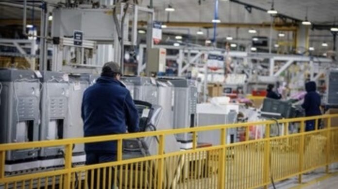 crisis-en-la-industria:-electrolux-amplio-400-suspensiones-y-mabe-cerro-una-planta-en-la-provincia-de-cordoba