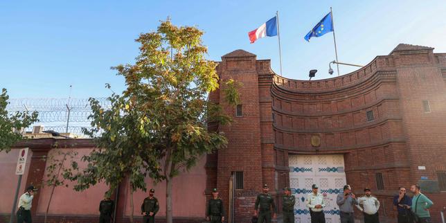 despues-de-la-liberacion-de-los-ex-otages-francais-cecile-kohler-et-jacques-paris-en-iran,-el-escenario-del-troc-para-obtener-su-rappatriement