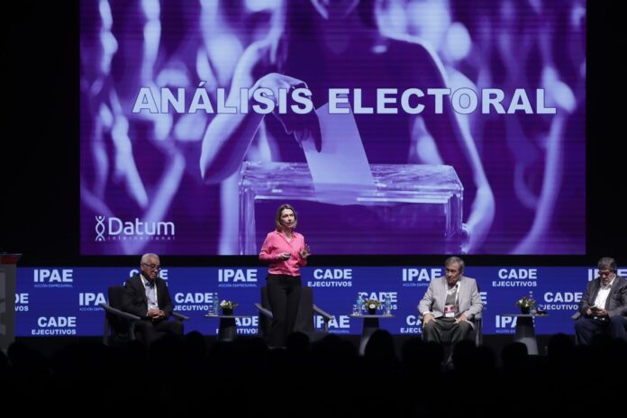 mas-del-50%-define-su-voto-luego-de-ver-entrevistas-o-debates:-las-cifras-compartidas-en-el-cade-2025-sobre-el-votante-peruano