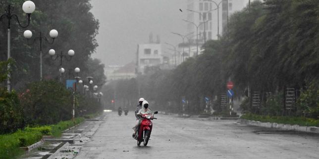 el-tifon-kalmaegi-toco-tierra-en-el-centro-de-vietnam,-des-millers-de-personnes-evacuees