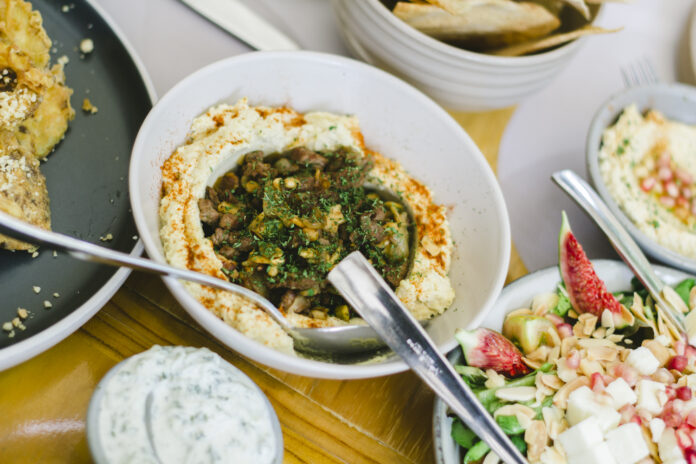 no-es-arabe,-es-mediterranea:-las-tres-sazones-de-la-terraza-khoul