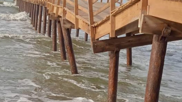 erosion-costera-obliga-al-cierre-del-muelle-turistico-de-monitos,-cordoba