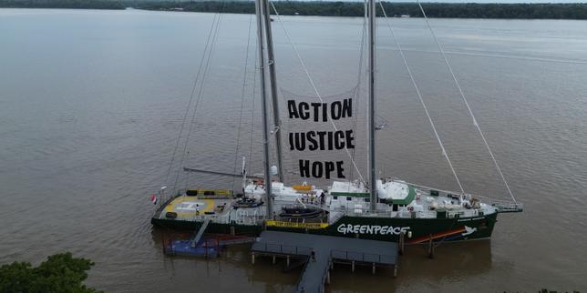 cop30:-a-belem,-el-«-rainbow-warrior-»-hisse-a-nouveau-ses-couleurs-pour-les-peuples-autoctonos