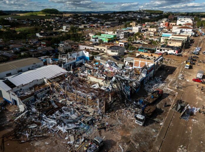 en-fotos:-declaran-calamidad-publica-tras-el-tornado-que-dejo-seis-muertos-y-750-heridos-en-brasil