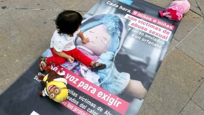 a-la-carcel,-una-mujer-senalada-de-presuntamente-abusar-de-su-propia-hija-de-6-anos:-le-habrian-encontrado-grabaciones-para-comercializarlas