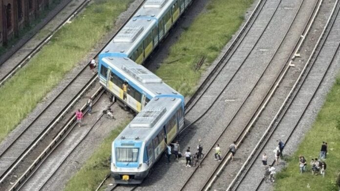 urgente:-descarrilo-una-formacion-del-tren-sarmiento-en-liniers