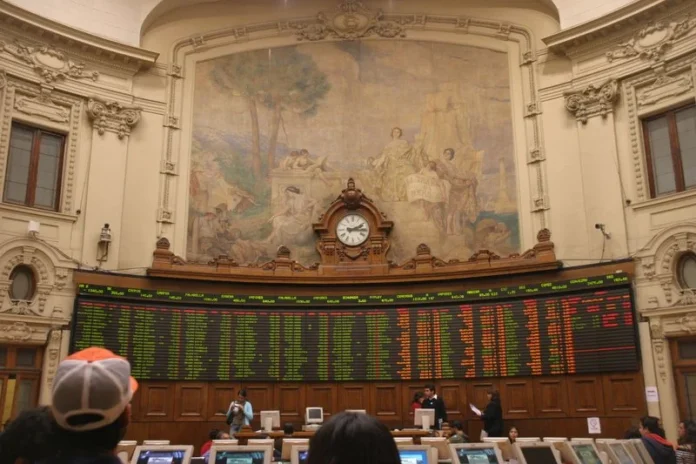 el-mercado-chileno-sube-y-el-peso-se-reafirma-mientras-el-cobre,-la-disciplina-y-los-flujos-triunfan-sobre-la-politica