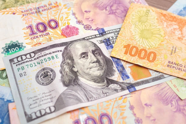 el-peso-argentino-se-mantiene-firme-mientras-las-acciones-se-enfrian-tras-su-ruptura