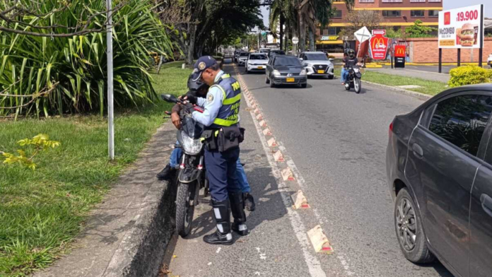 el-respeto-a-los-carriles-exclusivos-de-los-ciclistas-y-del-sistema-mio,-una-labor-que-se-ha-vuelto-titanica-ante-la-falta-de-cultura-vial-en-cali.