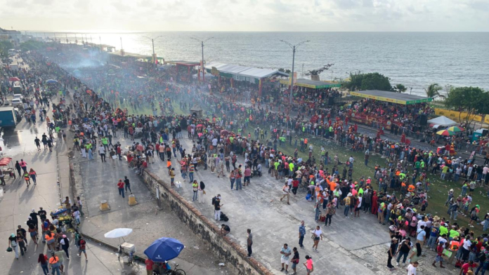 el-bando,-entre-el-mar-y-las-murallas,-desbordo-de-alegria-a-cartageneros-y-turistas-en-las-fiestas-de-la-independencia-del-11-de-noviembre.