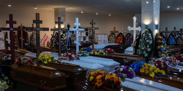 en-ucrania,-«les-gens-veulent-des-ceremonies-funeraires-le-plus-courtes-possible,-par-crainte-des-bombardements»