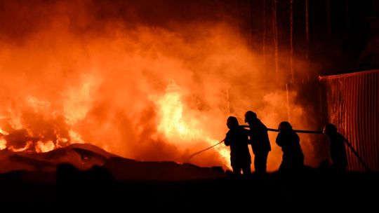 gran-incendio-provocado-por-explosiones-en-parque-industrial-de-ezeiza-‘contenido’