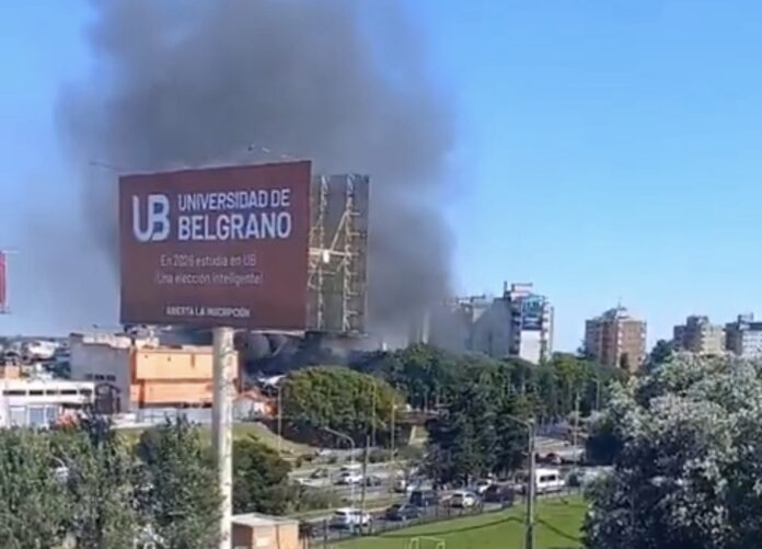 voraz-incendio-en-un-centro-comercial-de-villa-celina