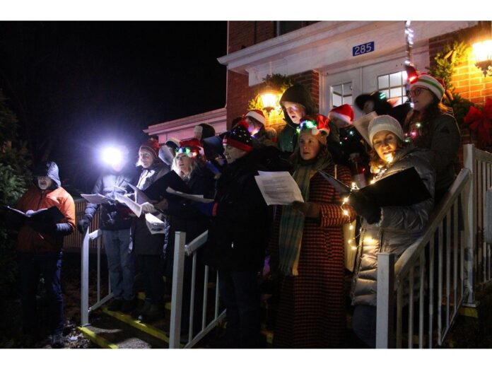 in-photos:-annapolis-royal-hosts-parade-of-lights