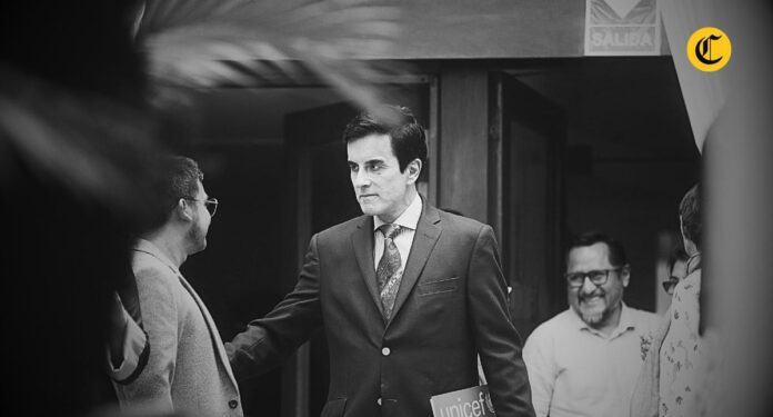 carlos-espa-si-se-la-cree,-una-cronica-de-fernando-vivas