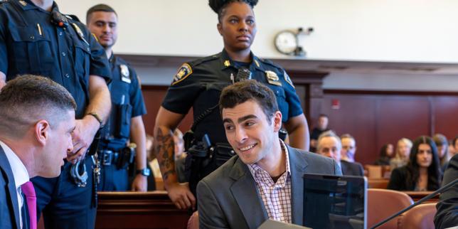 acusado-de-ser-un-patron-de-seguridad-sanitaria-en-nueva-york-en-2024,-luigi-mangione-divide-a-los-americanos