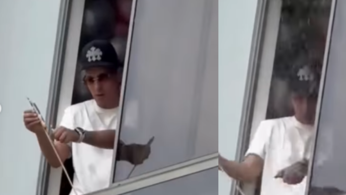 video-|-hombre-le-lanzo-balde-de-agua-fria-a-vecino-que-se-preparaba-para-lanzar-polvora-desde-la-ventana-de-su-apartamento-en-antioquia.