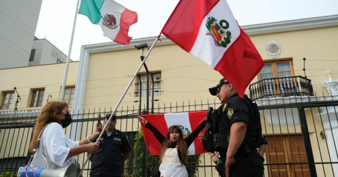 el-riesgo-politico-de-mexico-salta-a-los-niveles-de-peru-a-medida-que-crece-la-ira-publica