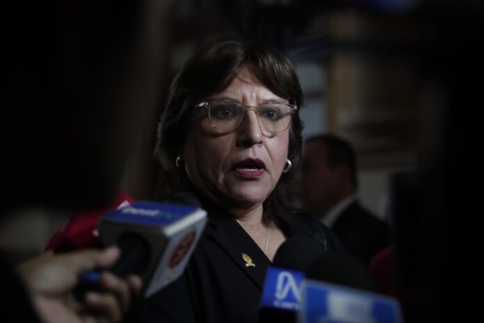 delia-espinoza:-presentan-dos-reconsideraciones-para-volver-a-votar-inhabilitacion-por-diez-anos