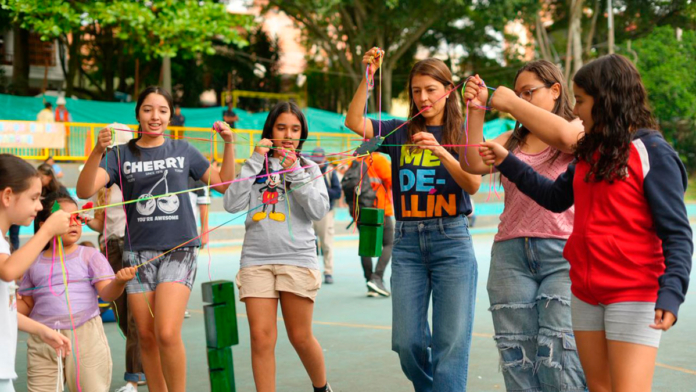 mas-que-columpios:-nuevos-parques-de-medellin-estan-disenados-para-estimular-el-pensamiento,-impulsar-el-juego-infantil-y-fortalecer-la-convivencia.