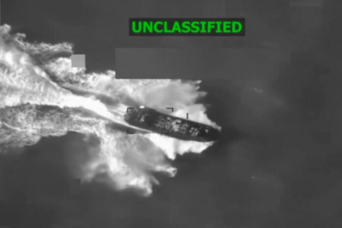 almirante-estadounidense-afirmo-que-no-recibio-orden-de-matar-a-sobrevivientes-tras-ataque-a-lancha-en-el-caribe