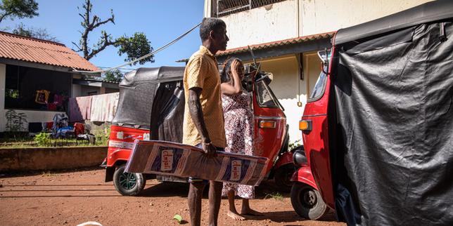 au-sri-lanka,-dans-les-quartiers-bas-de-colombo,-l’eau-s’est-retiree-livrant-un-paysage-de-desastre