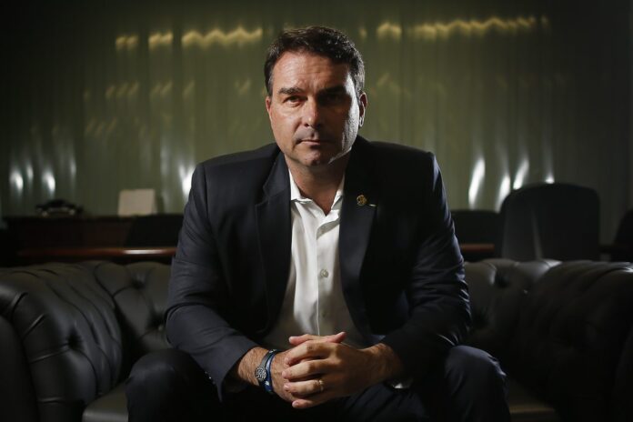 dinastia-o-renovacion:-la-apuesta-de-bolsonaro-por-su-hijo-y-la-eleccion-de-brasil-en-2026