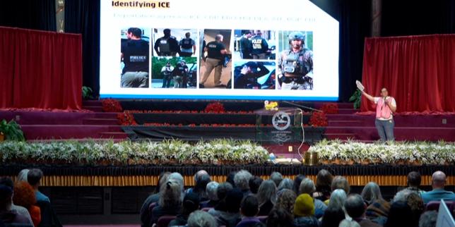 en-nueva-york,-los-militantes-estan-entrainent-a-dejouer-les-raids-anti-inmigration-de-l’ice