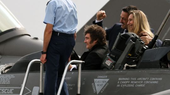 milei-saluda-llegada-de-primeros-aviones-de-combate-f-16-a-ceremonia-en-rio-cuarto