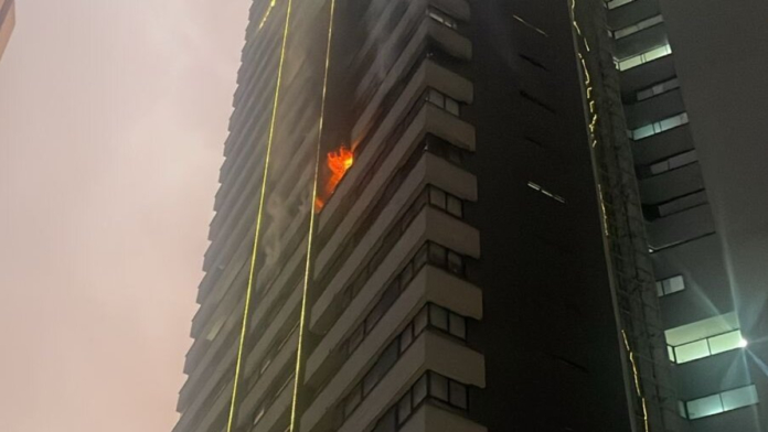 video-|-emergencia-por-incendio-en-piso-14-del-edificio-del-suroriente-de-medellin-durante-la-tradicional-noche-del-dia-de-las-velitas
