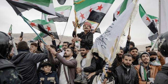 les-syriens-celebrent-«l’espoir-retrouve»,-un-apres-la-chute-de-la-dictature-des-al-assad