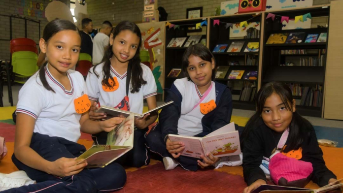 de-estantes-vacios-a-mundos-por-descubrir:-medellin-renueva-sus-bibliotecas-escolares-para-construir-una-ciudad-lectora-desde-las-aulas