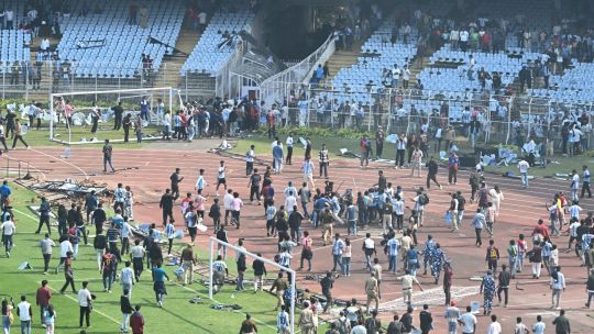 lio-para-messi-en-calcuta-mientras-los-fanaticos-destrozan-el-estadio-de-india-despues-de-una-salida-abrupta