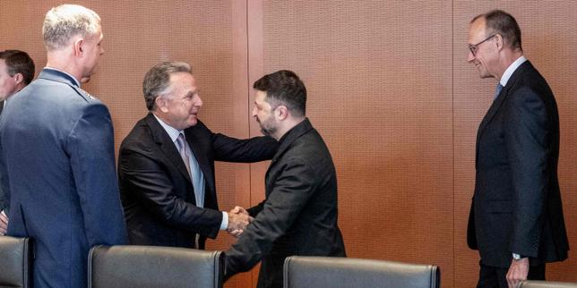 en-direct,-guerre-en-ukraine :-les-pourparlers-entre-volodymyr-zelensky-et-les-emissaires-americains-se-poursuivront-lundi