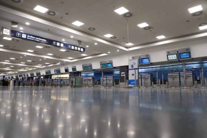 air-traffic-controllers-announce-strikes-that-will-affect-flights-during-the-holidays