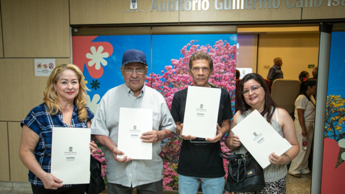‘ahora-si-es-suya’:-tras-anos-de-vivir-al-margen-de-la-ley,-1.057-familias-en-medellin-lograron-obtener-la-legalizacion-de-sus-viviendas