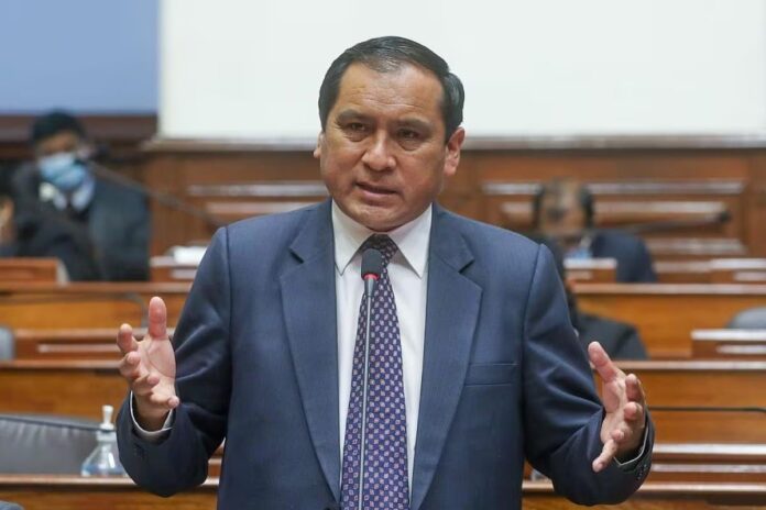 flavio-cruz-de-peru-libre-justifica-su-candidatura-a-la-reeleccion-en-el-2026:-“casi-estamos-postulando-sin-querer-queriendo”