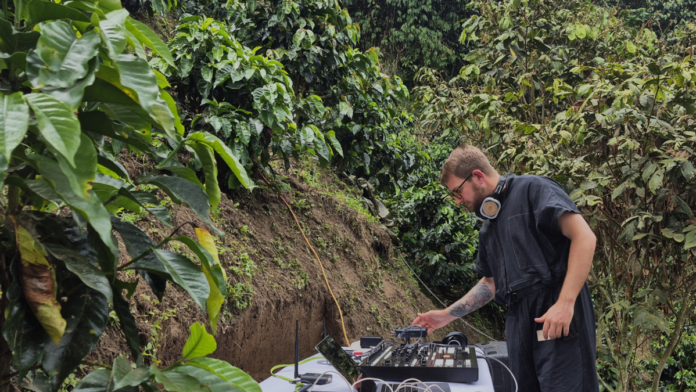 la-historia-de-hila,-un-dj-argentino-que-llego-a-colombia-a-experimentar-el-sonido-de-las-plantas,-la-mezcla-de-ciencia-y-tecnologia-en-un-cafe.