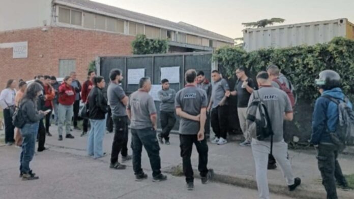 cordoba:-fabrica-de-neumaticos-cerrada-de-un-dia-para-otro-y-notifico-los-despidos-con-escribanos-y-patovicas