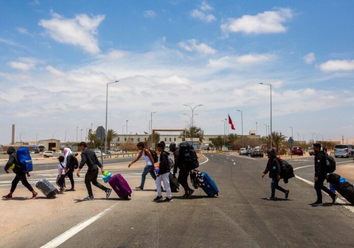 regularizar-a-migrantes-venezolanos-en-chile-tendria-un-impacto-fiscal-positivo