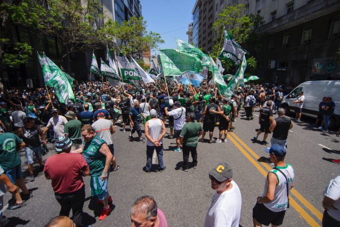 argentina’s-unions-threaten-strike-during-march-against-labor-reform