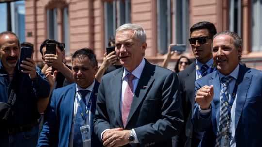 milei-abraza-al-presidente-electo-de-chile-kast,-consolidando-alianza-de-derecha