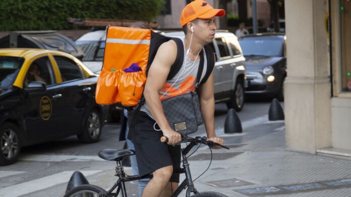 de-la-fabrica-al-delivery:-el-desempleo-bajo-por-el-aumento-del-trabajo-informal-y-el-monotributo