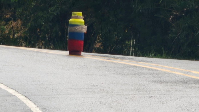 tension-en-la-via-cali-–-buenaventura-por-cilindro-abandonado:-autoridades-lo-detonaron-de-forma-controlada,-pero-no-contenia-explosivos,-solo-gas