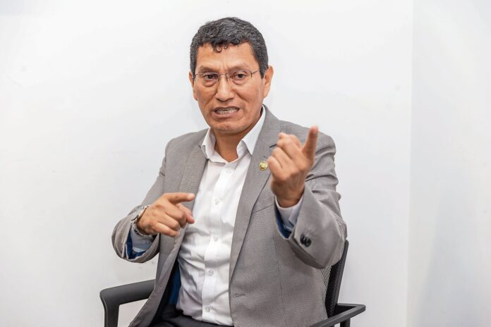 harvey-colchado-enfrenta-investigacion-fiscal-en-medio-de-candidatura