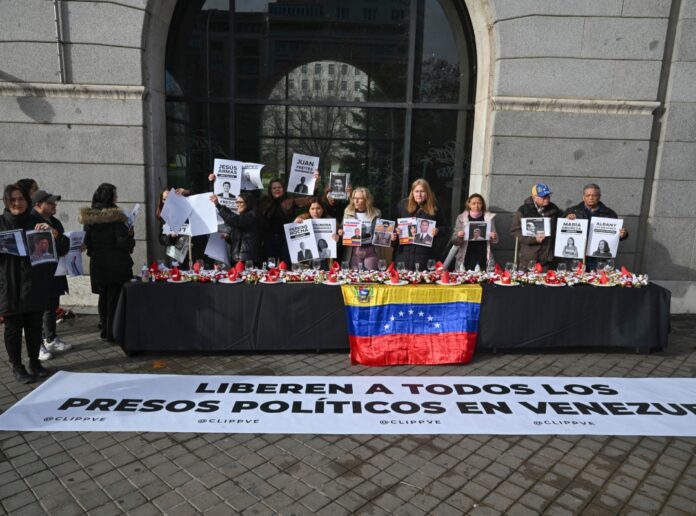 venezolanos-en-madrid-recrean-una-mesa-de-navidad-para-mostrar-el-hueco-vacio-que-dejan-los-presos-politicos
