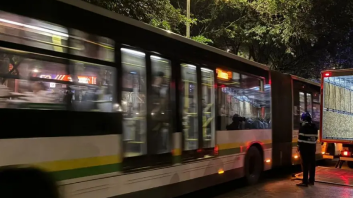 operativo-en-manrique:-inmovilizan-55-vehiculos-y-sancionan-a-mas-de-80-personas-en-el-carril-del-metroplus-en-medellin